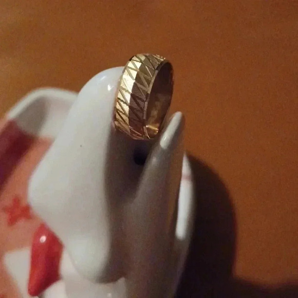 💙🌹New Yellow Tone Wedding Band - Picture 6 of 8